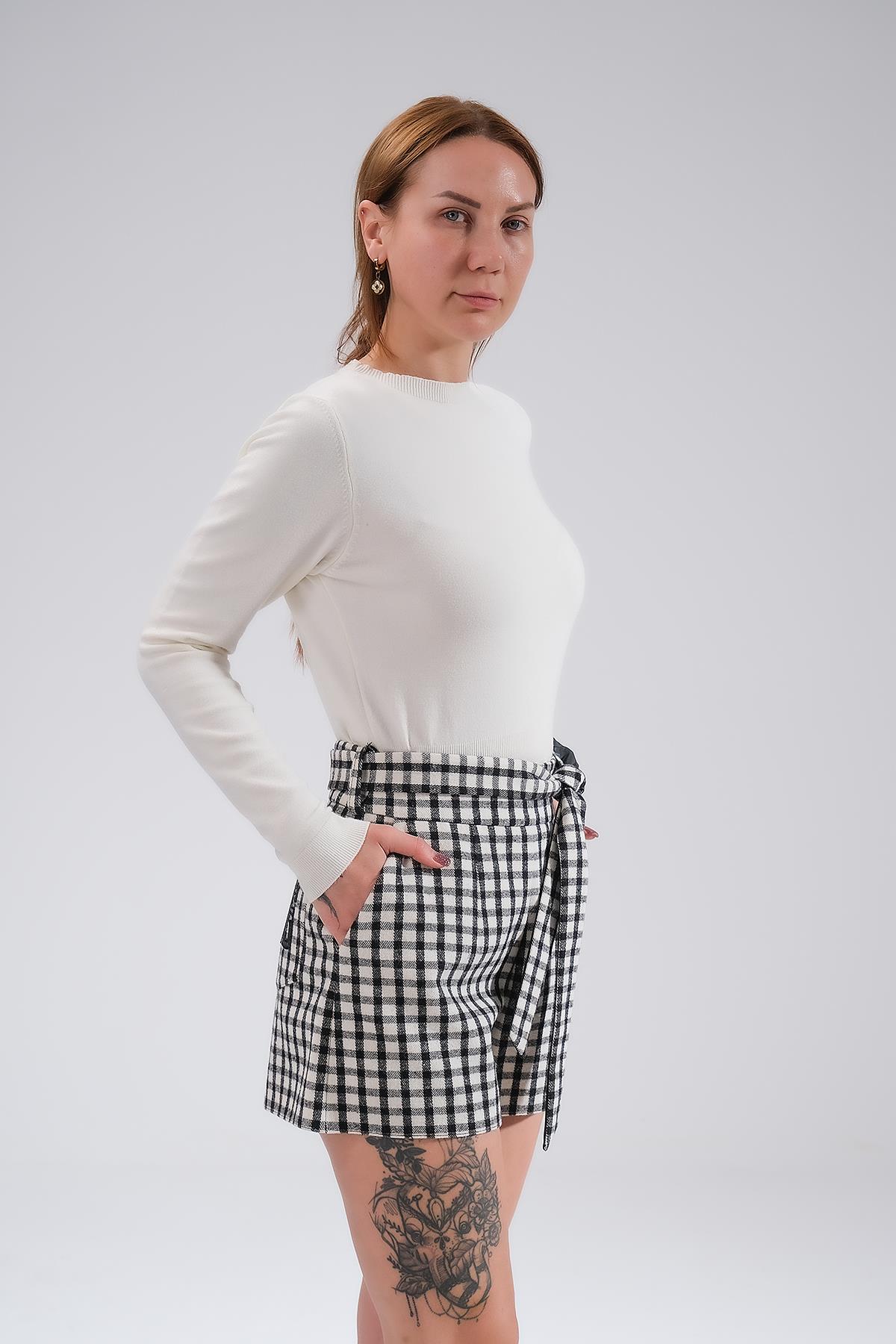 Beli Kuşaklı Yüksek Bel Şort