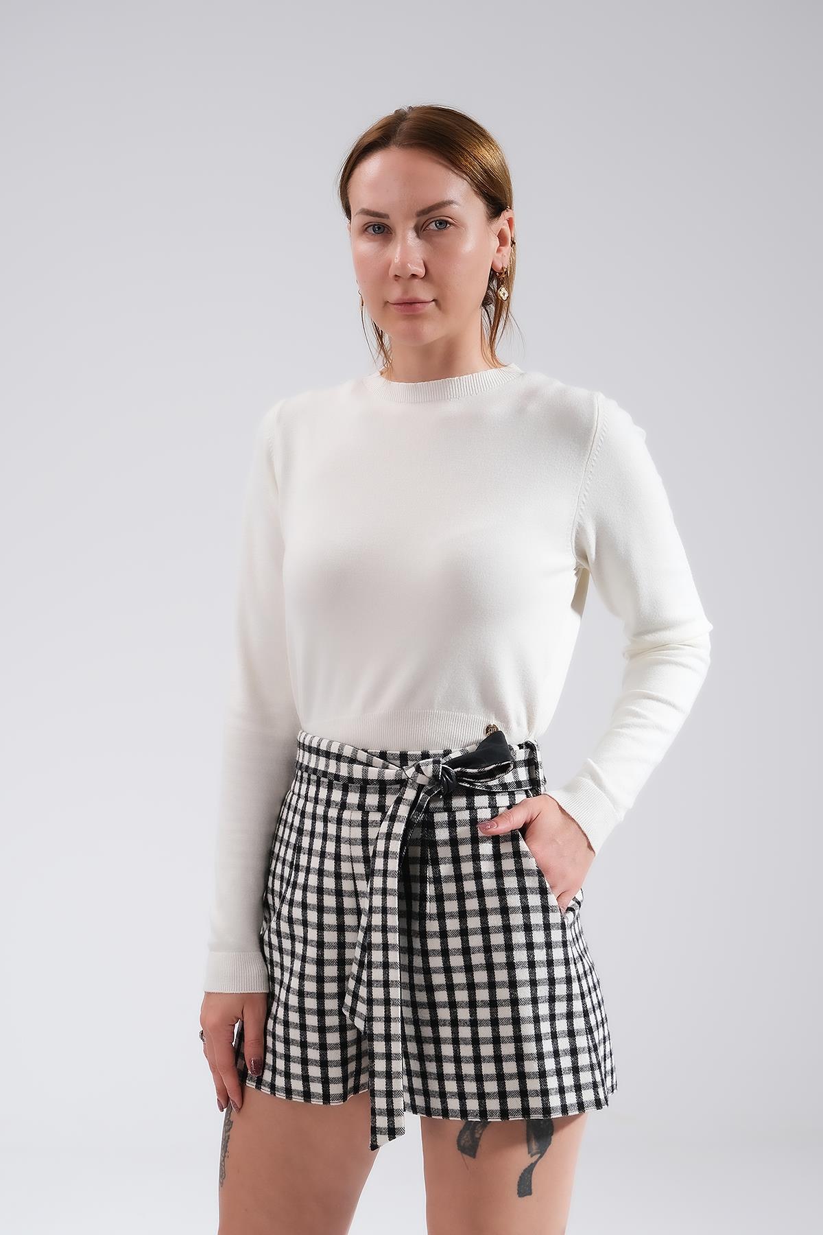 Beli Kuşaklı Yüksek Bel Şort