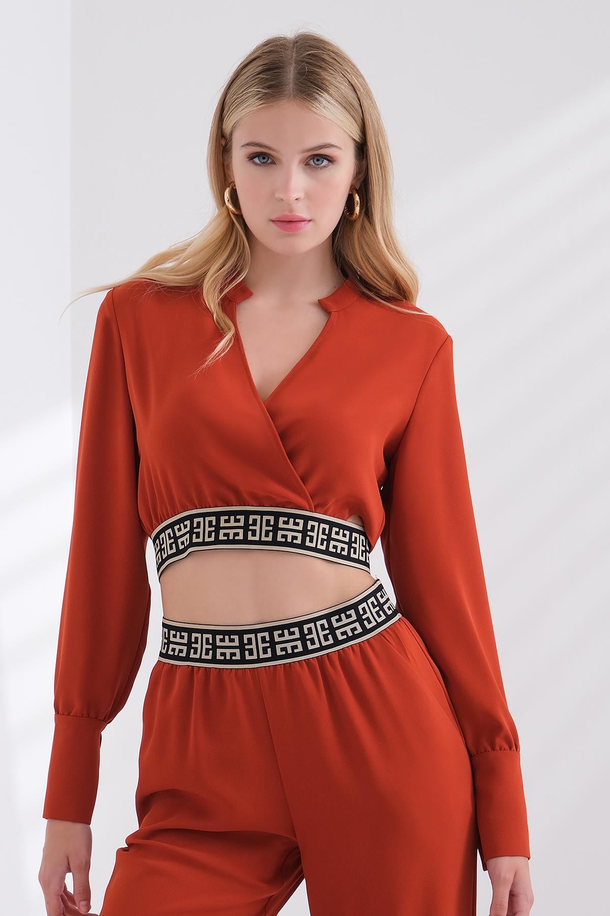 Cut Out Detaylı Logolu Lastikli Crop Bluz