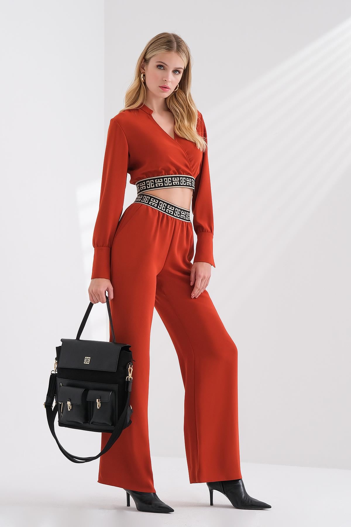 Cut Out Detaylı Logolu Lastikli Crop Bluz