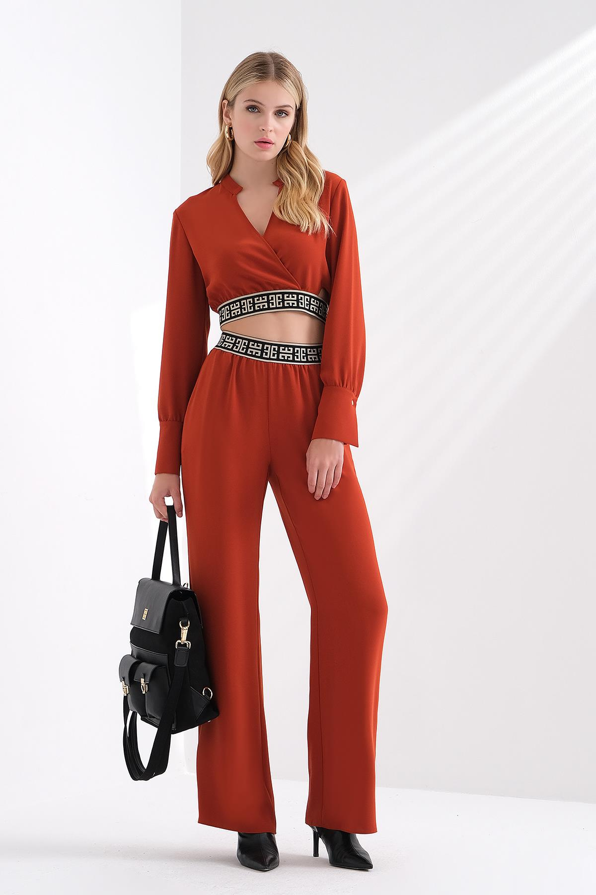 Cut Out Detaylı Logolu Lastikli Crop Bluz