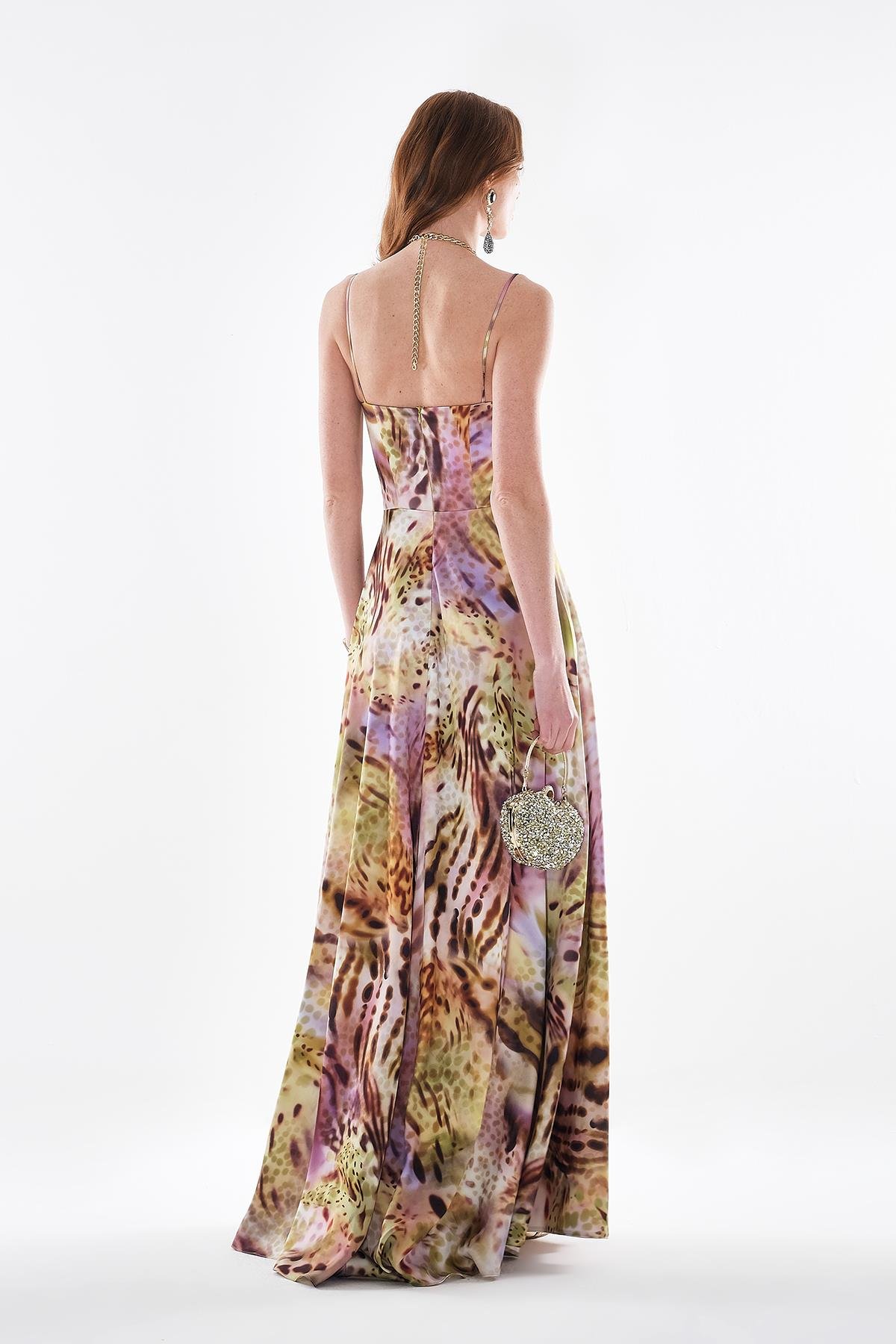Desenli Kalın Saten Gold Zincirli Güğüs Dekolteli Maksi Boy Abiye Elbise