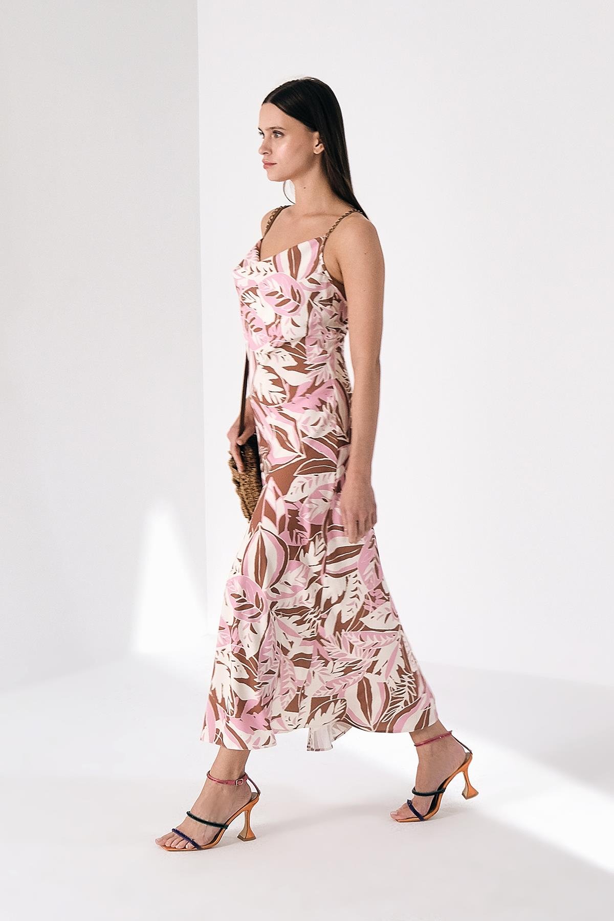 Desenli Saten Askısı Zincir Detaylı Yandan Yırtmaçlı Elbise