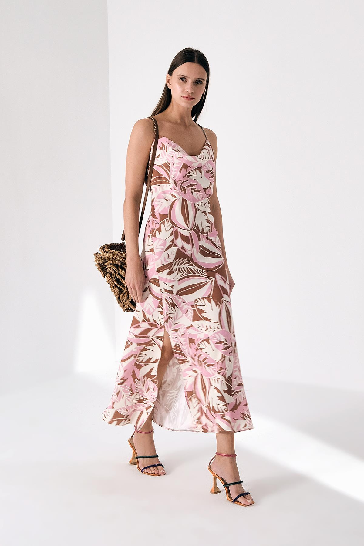 Desenli Saten Askısı Zincir Detaylı Yandan Yırtmaçlı Elbise