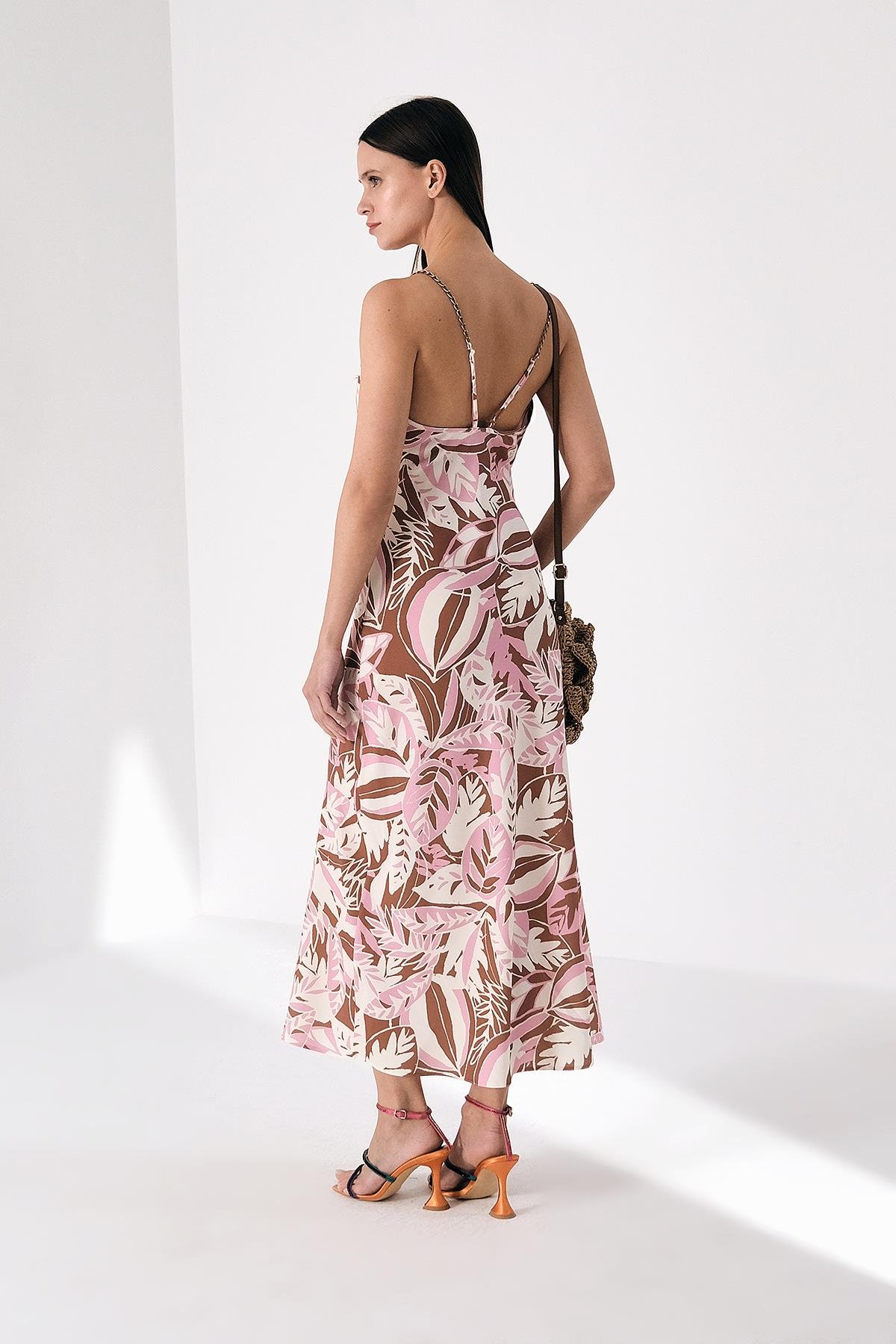 Desenli Saten Askısı Zincir Detaylı Yandan Yırtmaçlı Elbise