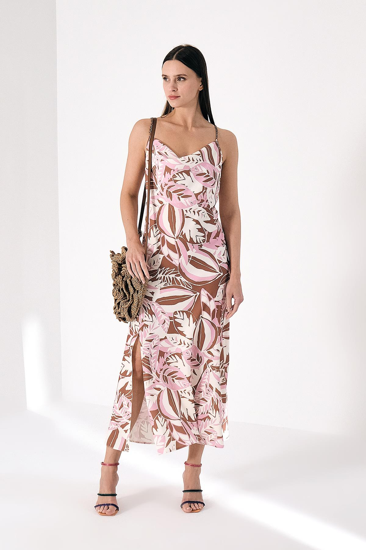 Desenli Saten Askısı Zincir Detaylı Yandan Yırtmaçlı Elbise