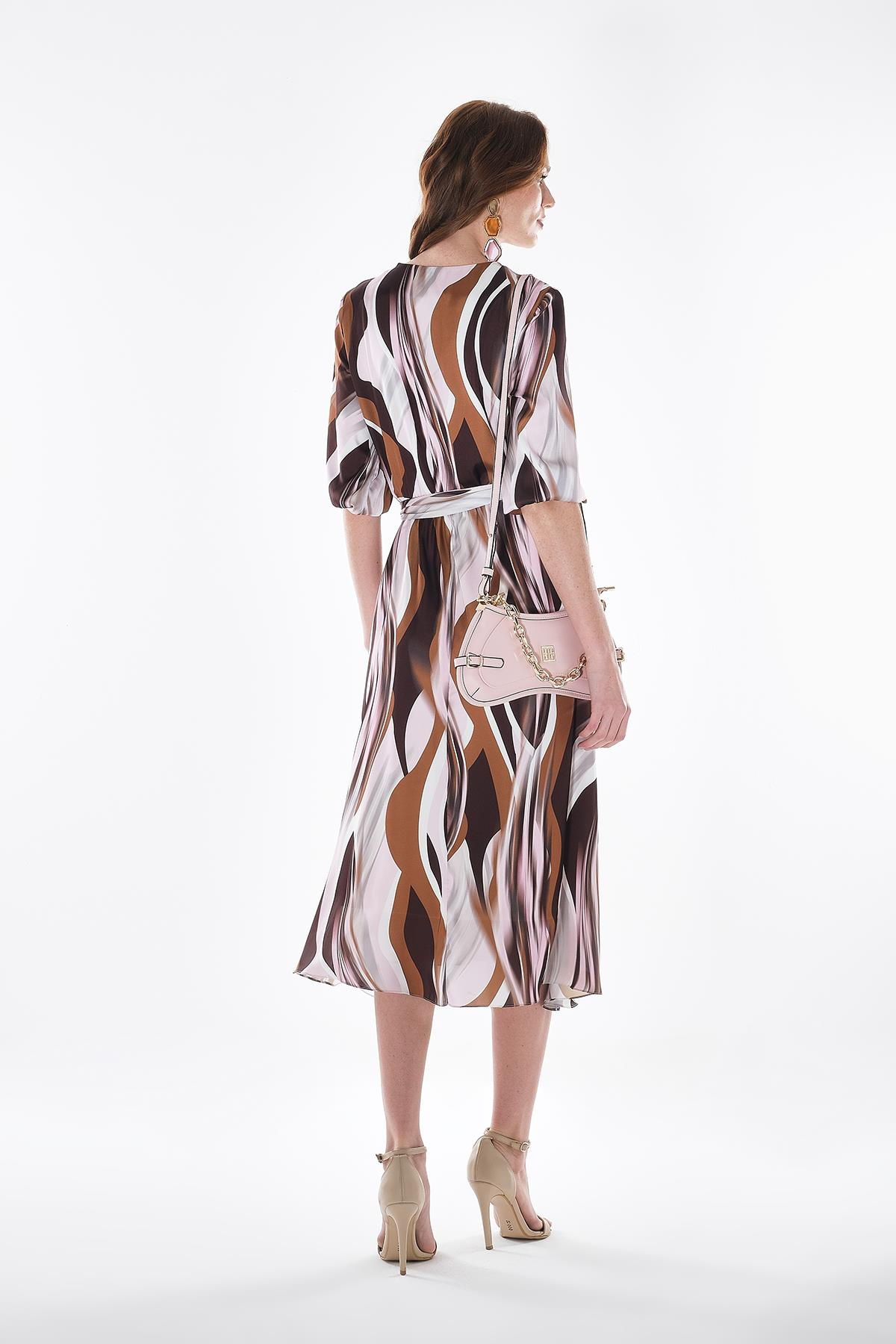 Desenli Saten Beli Kuşaklı Eteği Kloş Midi Boy Elbise