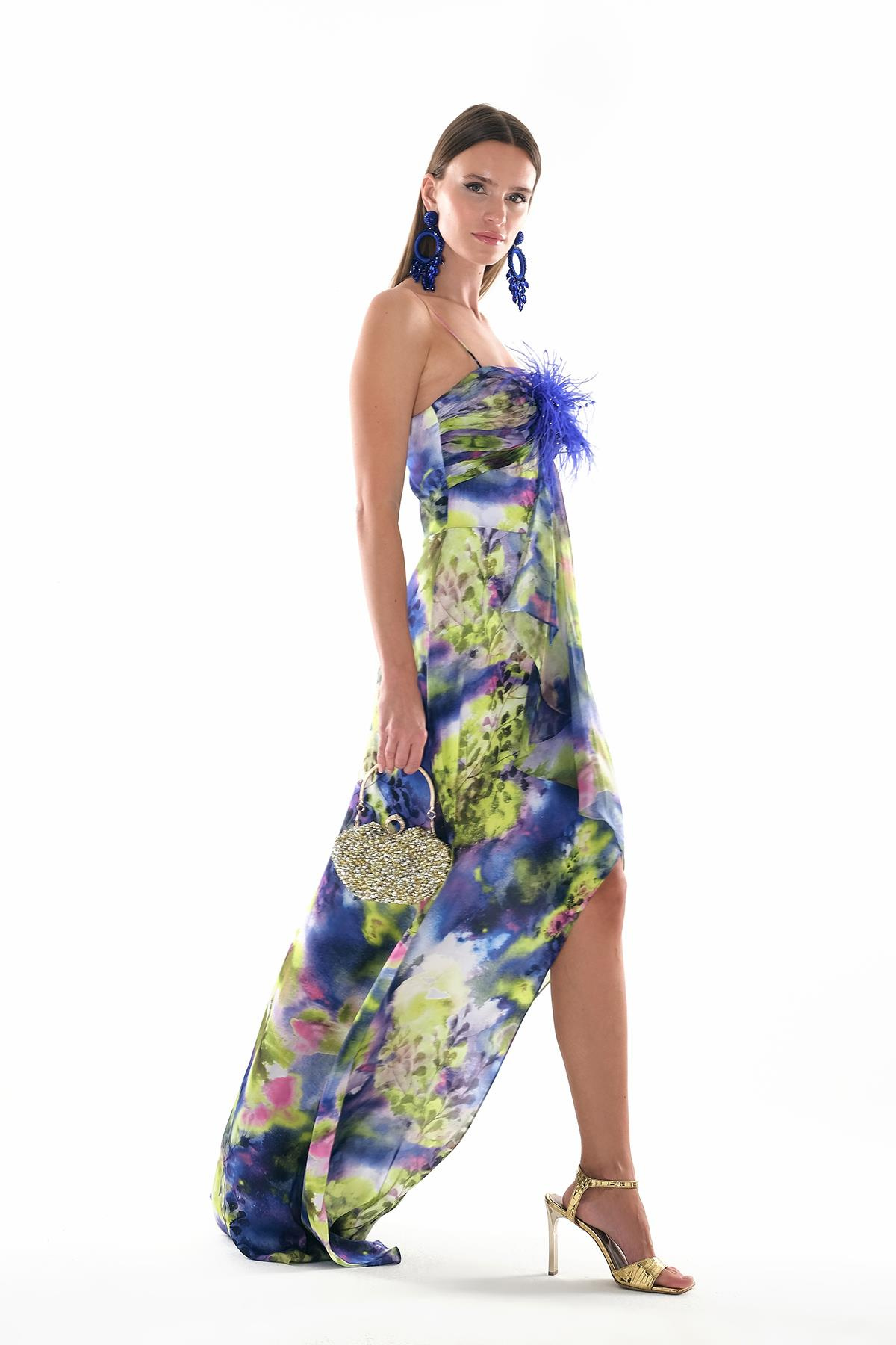 Desenli Saten Göğüsü Piliseli Tüy Broş Aksesuarlı  Asimetrik Etekli Şifon Garnili Abiye Elbise