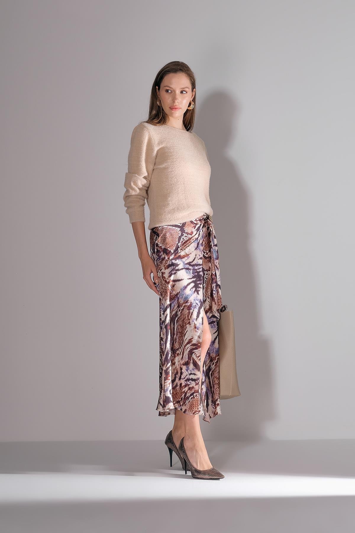 Desenli Saten Taşlı Gold Toka Aksesuarlı Anvelop Midi Etek