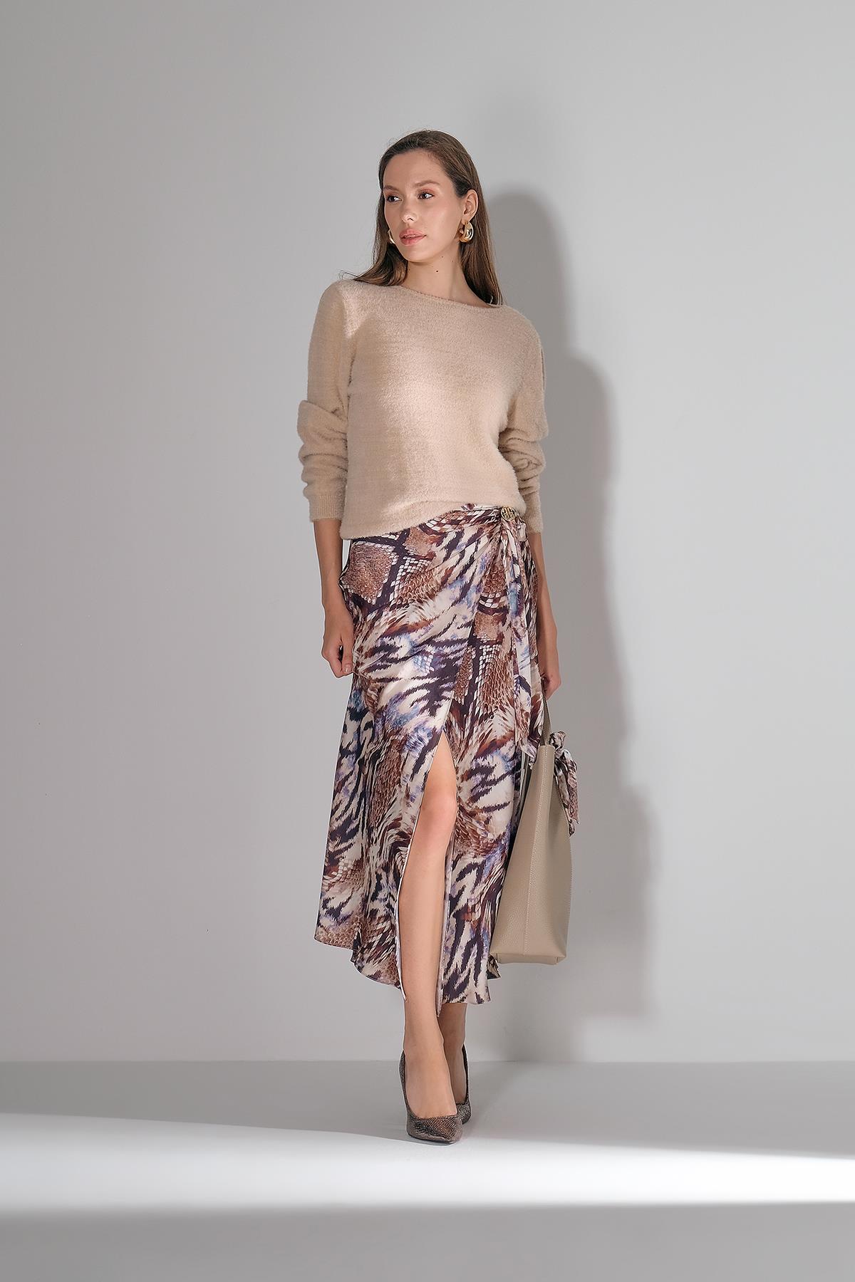 Desenli Saten Taşlı Gold Toka Aksesuarlı Anvelop Midi Etek