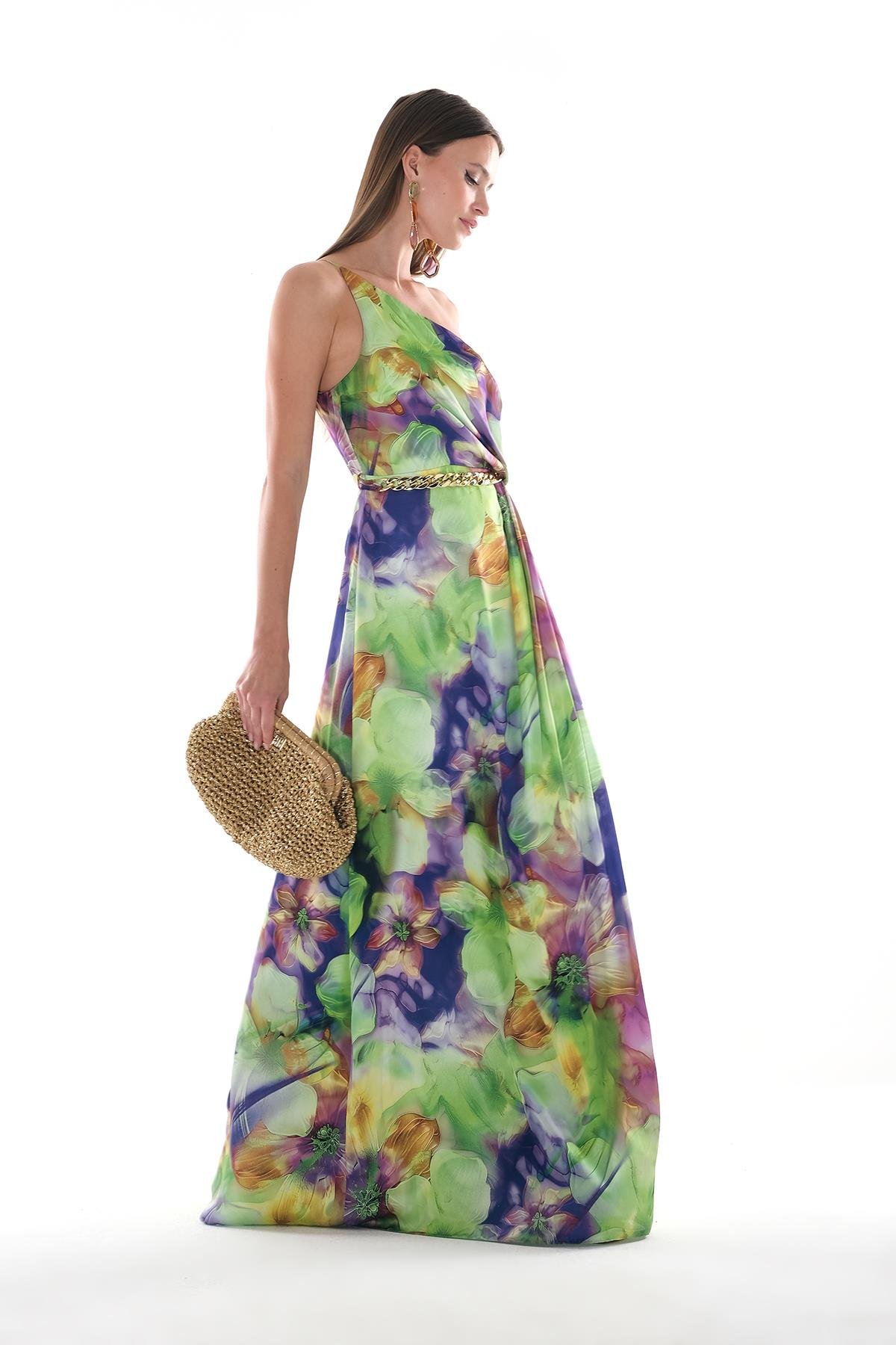 Desenli Saten Tek Omuzu Gold Zincir Kemerli Beli Düğüm Detaylı Maksi Boy Elbise