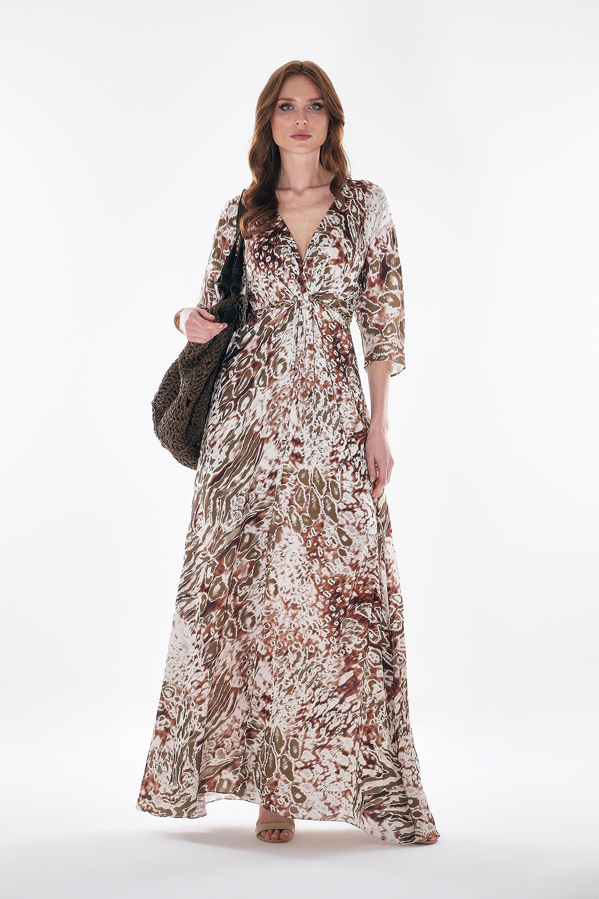 Desenli Saten Zincir Kemerli Yırtmaçlı Yandan Cepli Maksi Boy Elbise