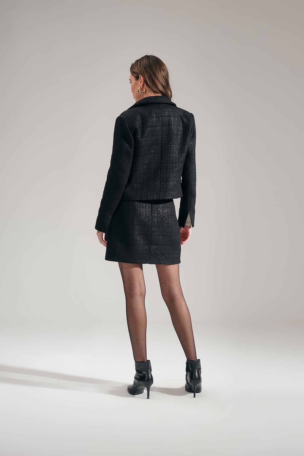 Dokulu Kumaş Kısa Ceket Ve Gold Metal Düğmeli Etek Takım