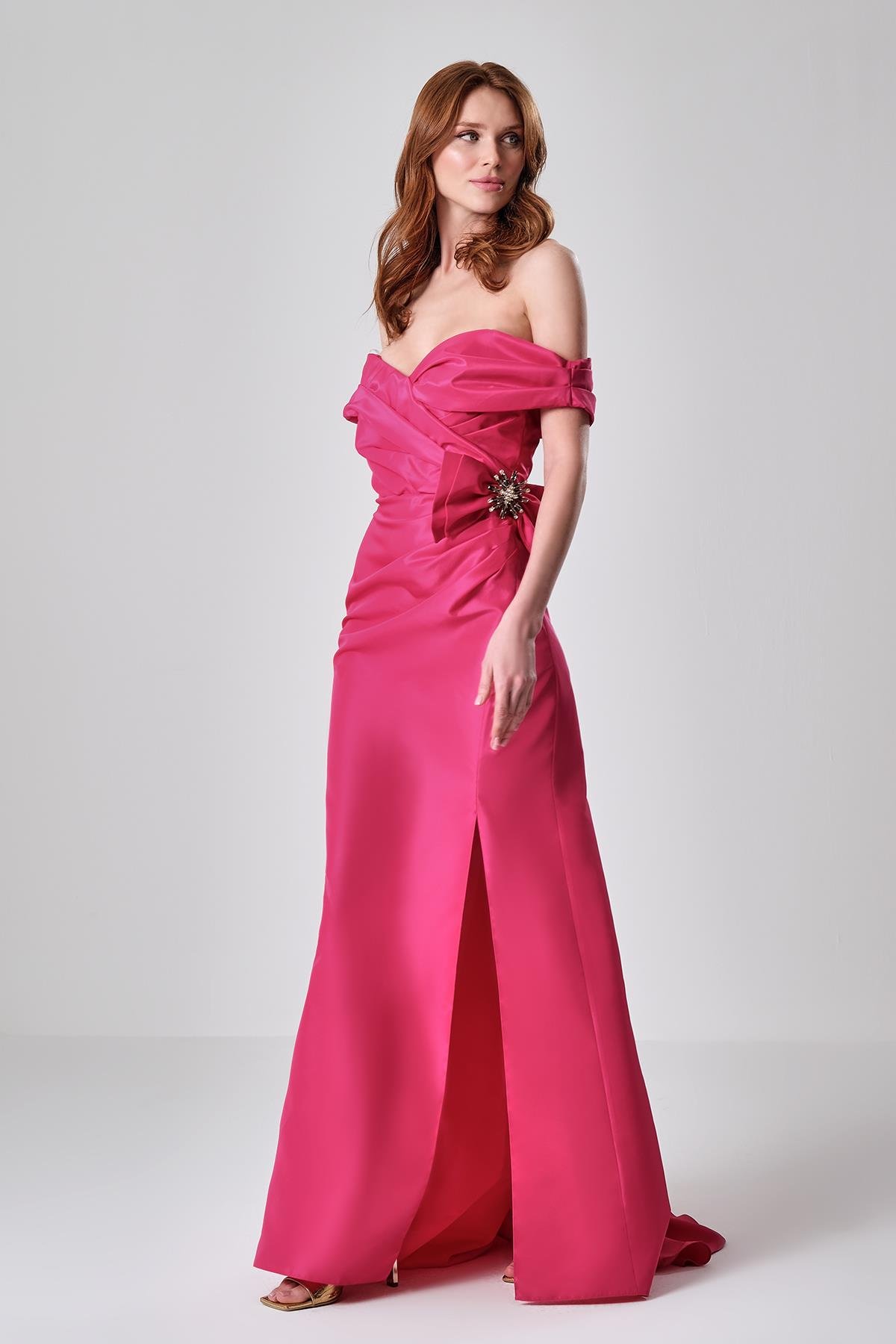 Düşük Omuzlu Taşlı Broşlu Şık Abiye Maxi Elbise