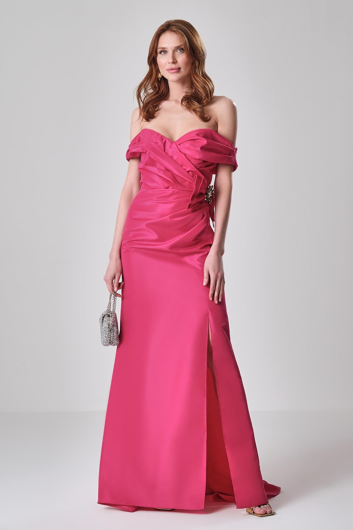 Düşük Omuzlu Taşlı Broşlu Şık Abiye Maxi Elbise