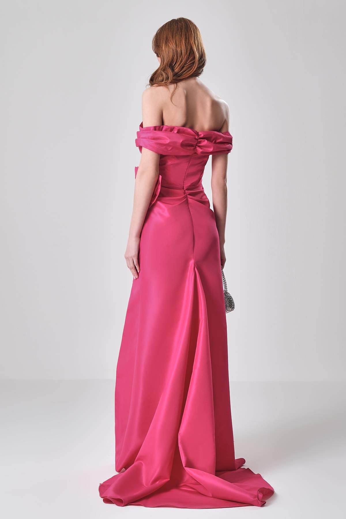 Düşük Omuzlu Taşlı Broşlu Şık Abiye Maxi Elbise