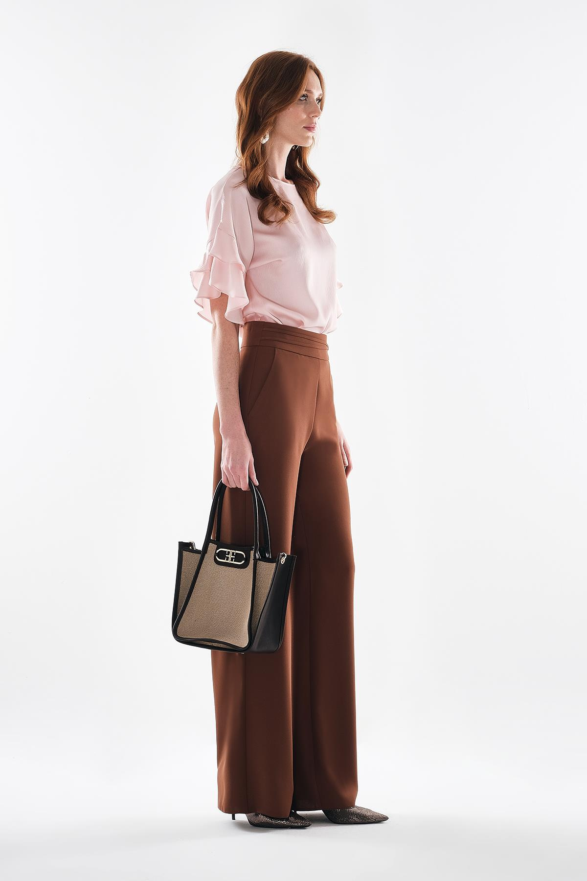 E Logolu Gold Aksesuarlı Beli Dikiş Detaylı Yandan Cepli Bol Paça Pantolon