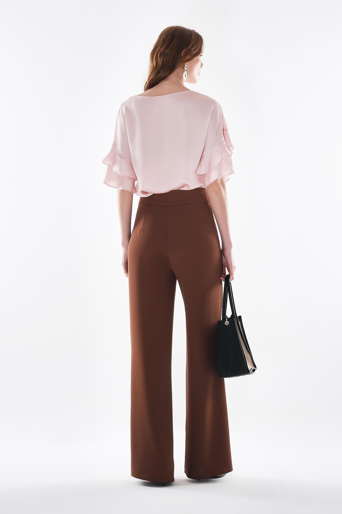 E Logolu Gold Aksesuarlı Beli Dikiş Detaylı Yandan Cepli Bol Paça Pantolon