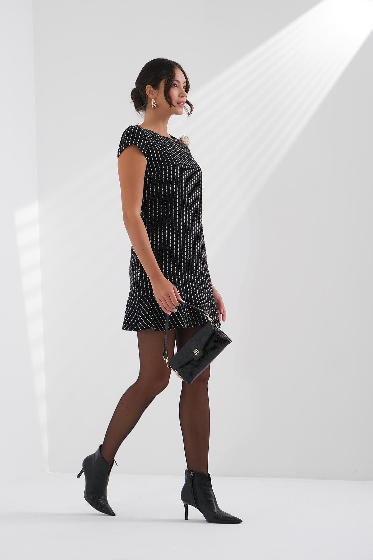 Geniş Yaka Fırfır Detaylı Mini Elbise