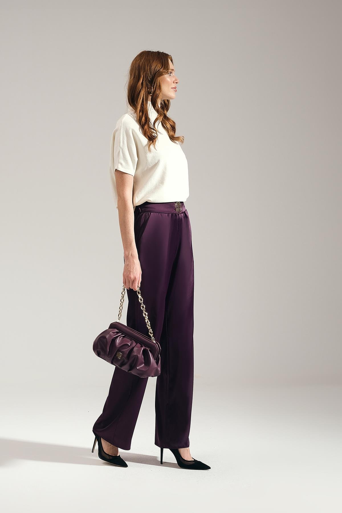 Gold Aksesuarlı Cepli Arkası Lastikli Bol Paça Saten Pantolon