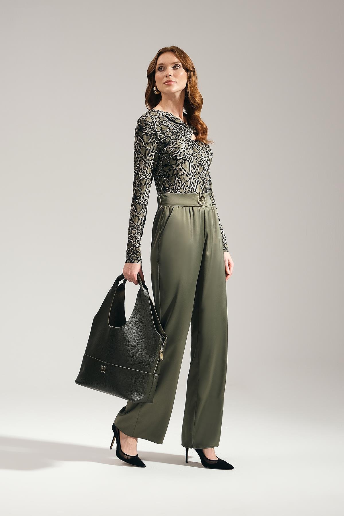 Gold Aksesuarlı Cepli Arkası Lastikli Bol Paça Saten Pantolon