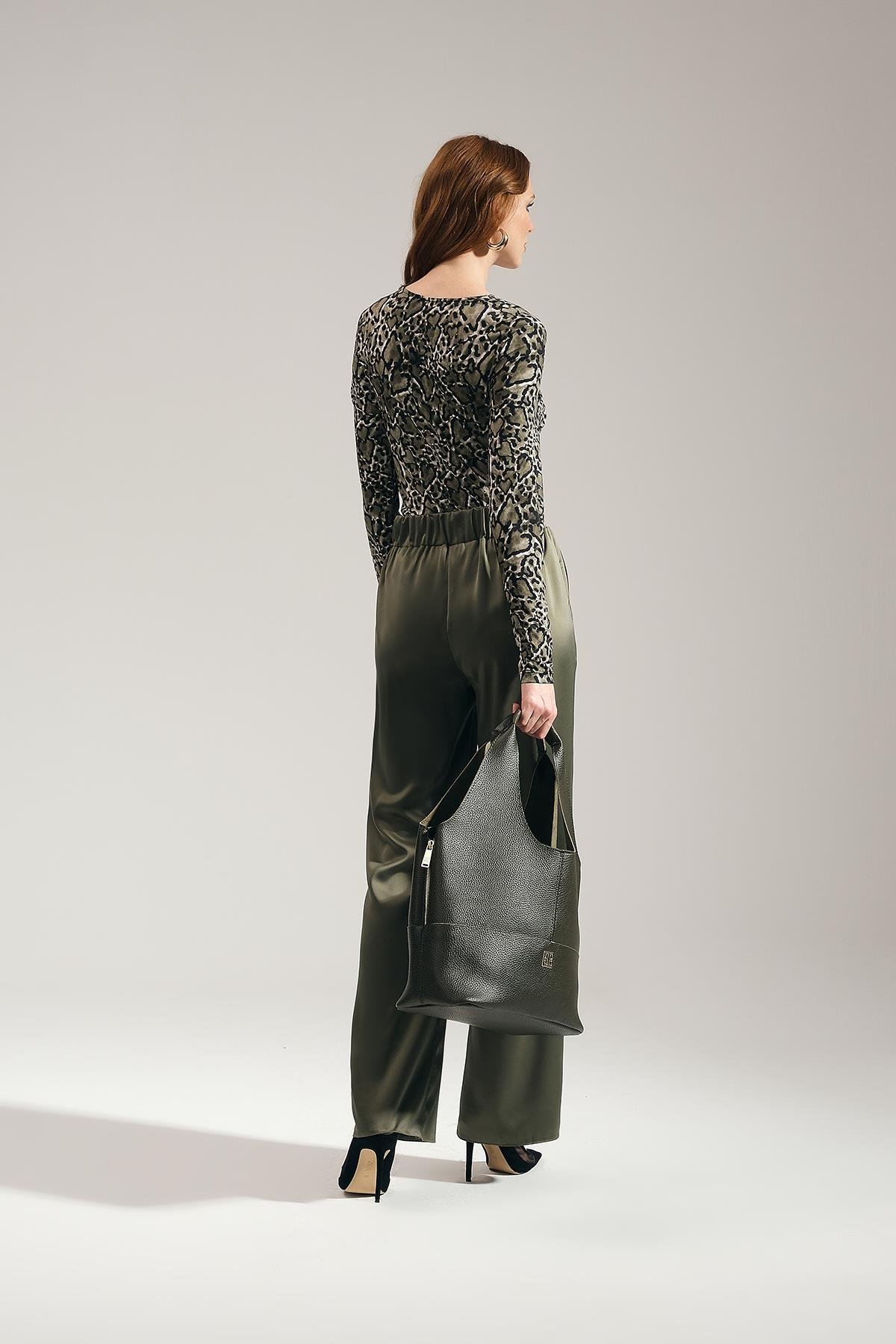 Gold Aksesuarlı Cepli Arkası Lastikli Bol Paça Saten Pantolon