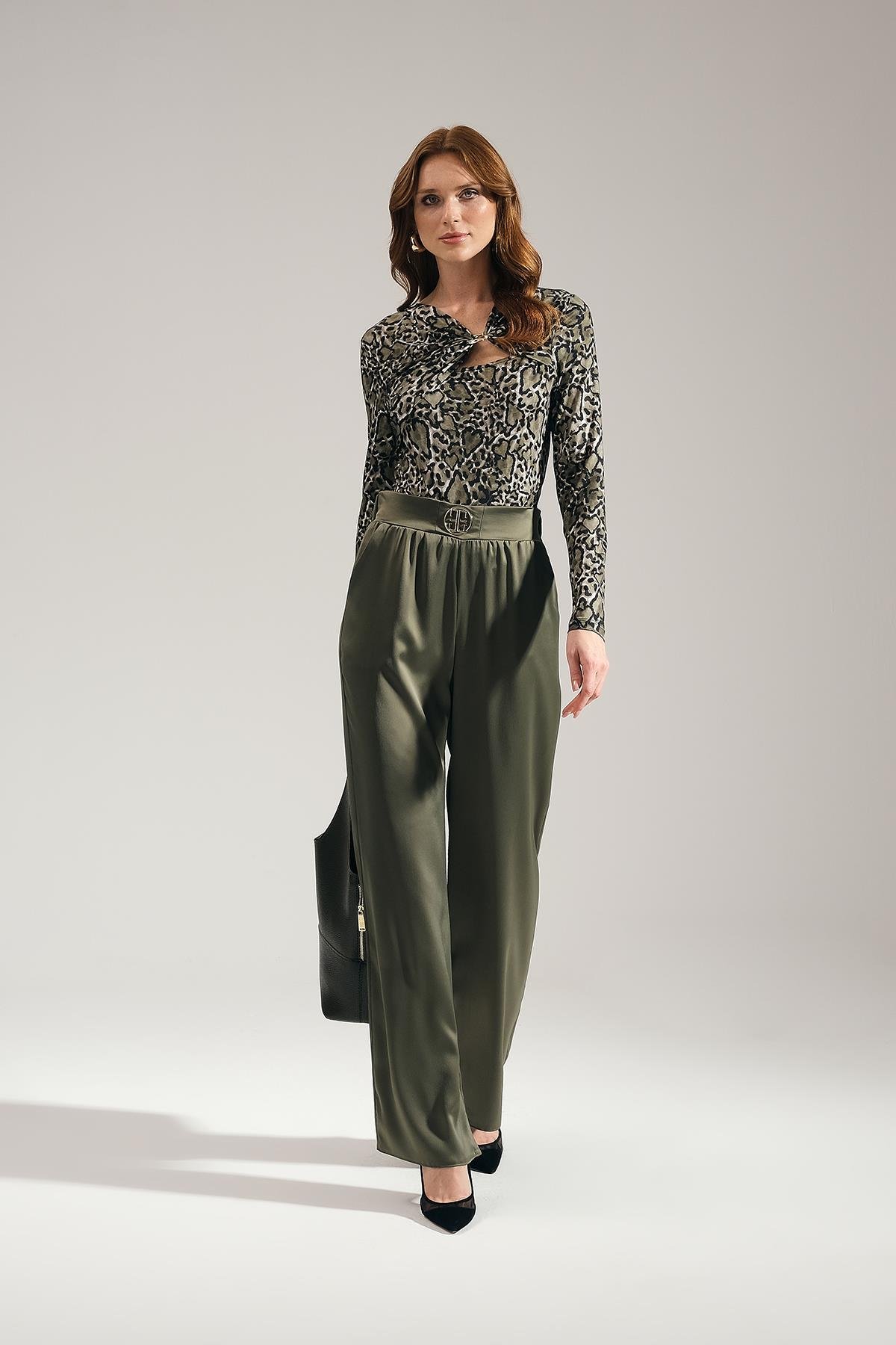 Gold Aksesuarlı Cepli Arkası Lastikli Bol Paça Saten Pantolon