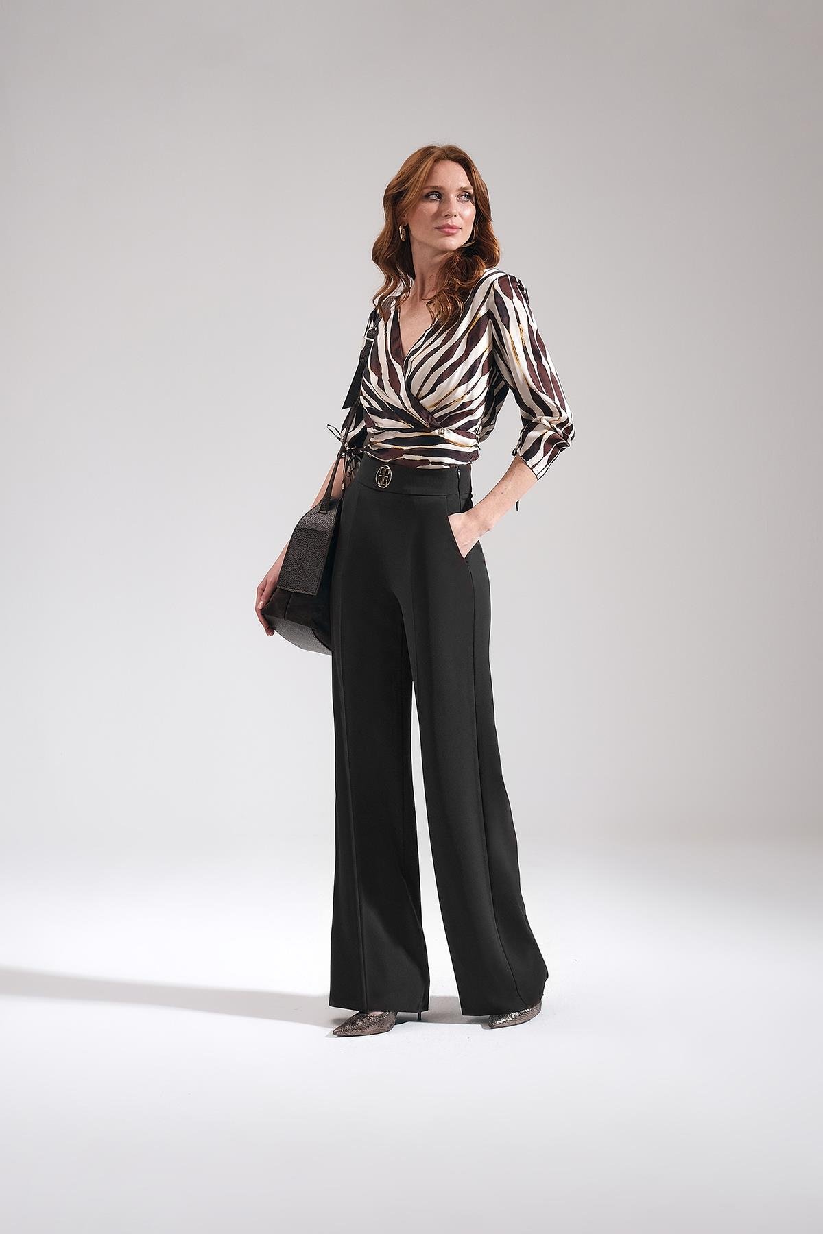 Gold Logo Aksesuarlı Bol Paçalı Pantolon