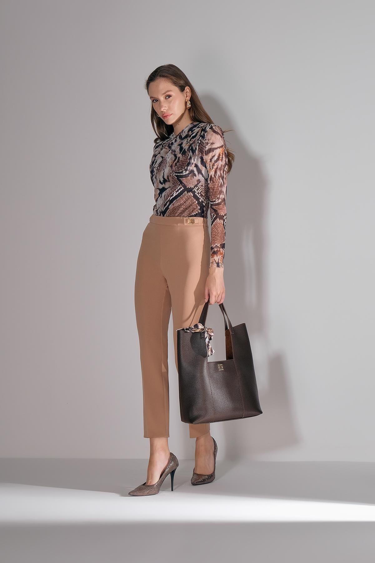 Gold Logo Aksesuarlı Dar Paça Pantolon