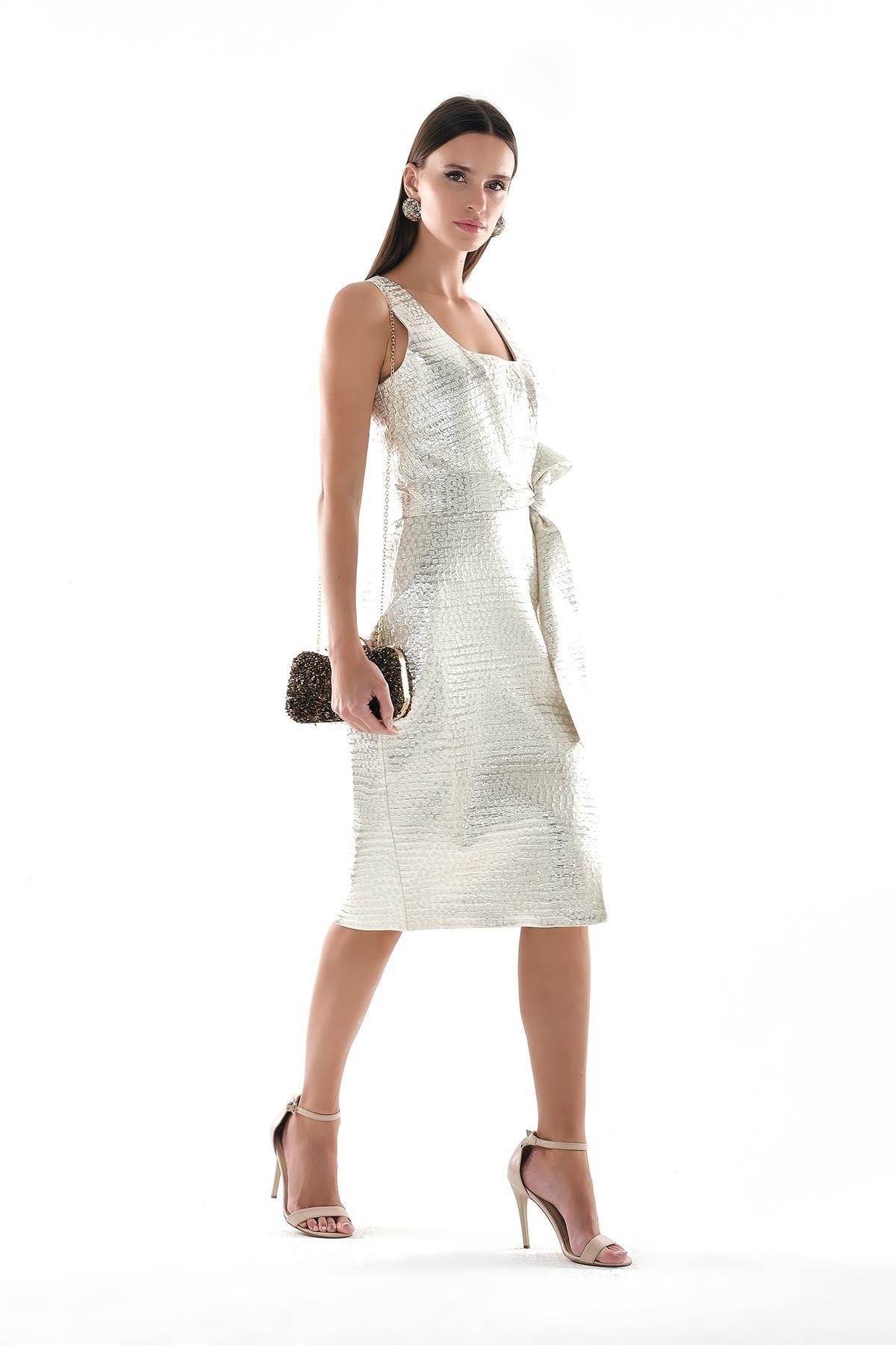 Kare yaka Beli Kuşaklı Yırtmaçlı Midi Boy Elbise