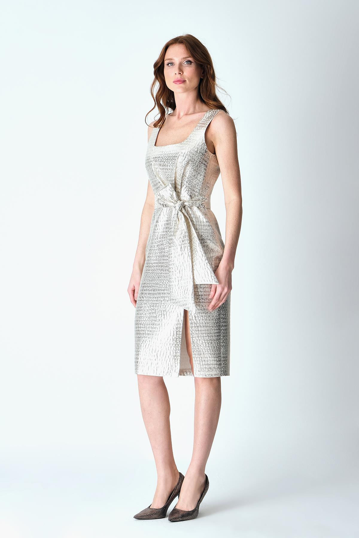 Kare yaka Beli Kuşaklı Yırtmaçlı Midi Boy Elbise