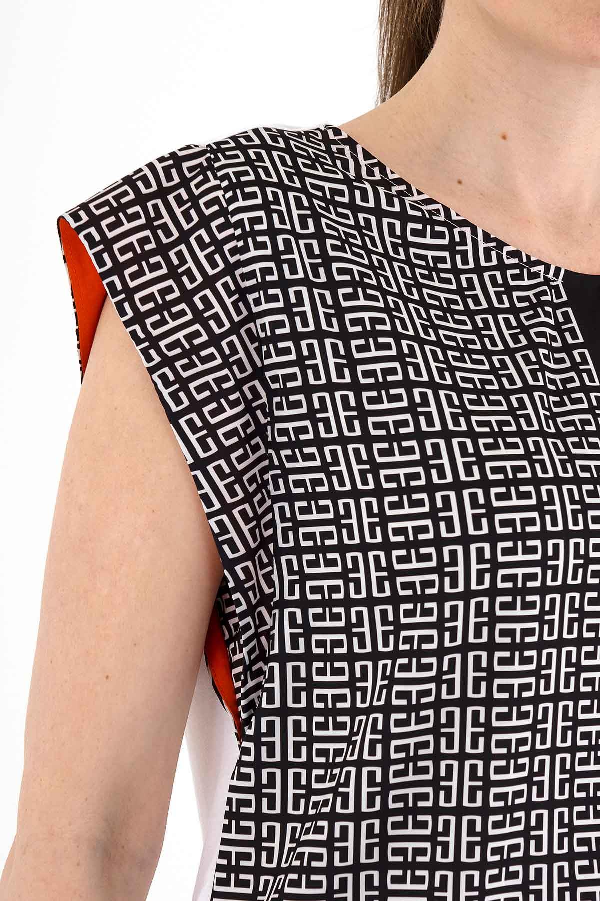 Kayık Yakalı Monogram Desenli Bluz