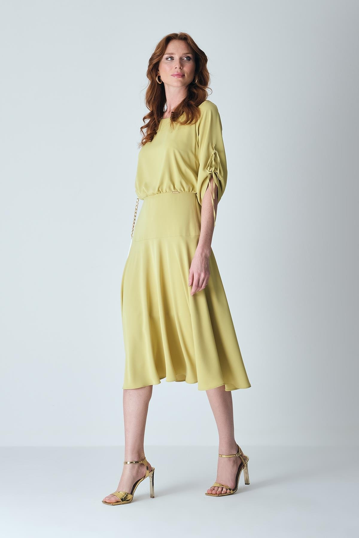 Kolu Bağlama Detaylı Beli Korsajlı Midi Boy Kloş Etekli Elbise