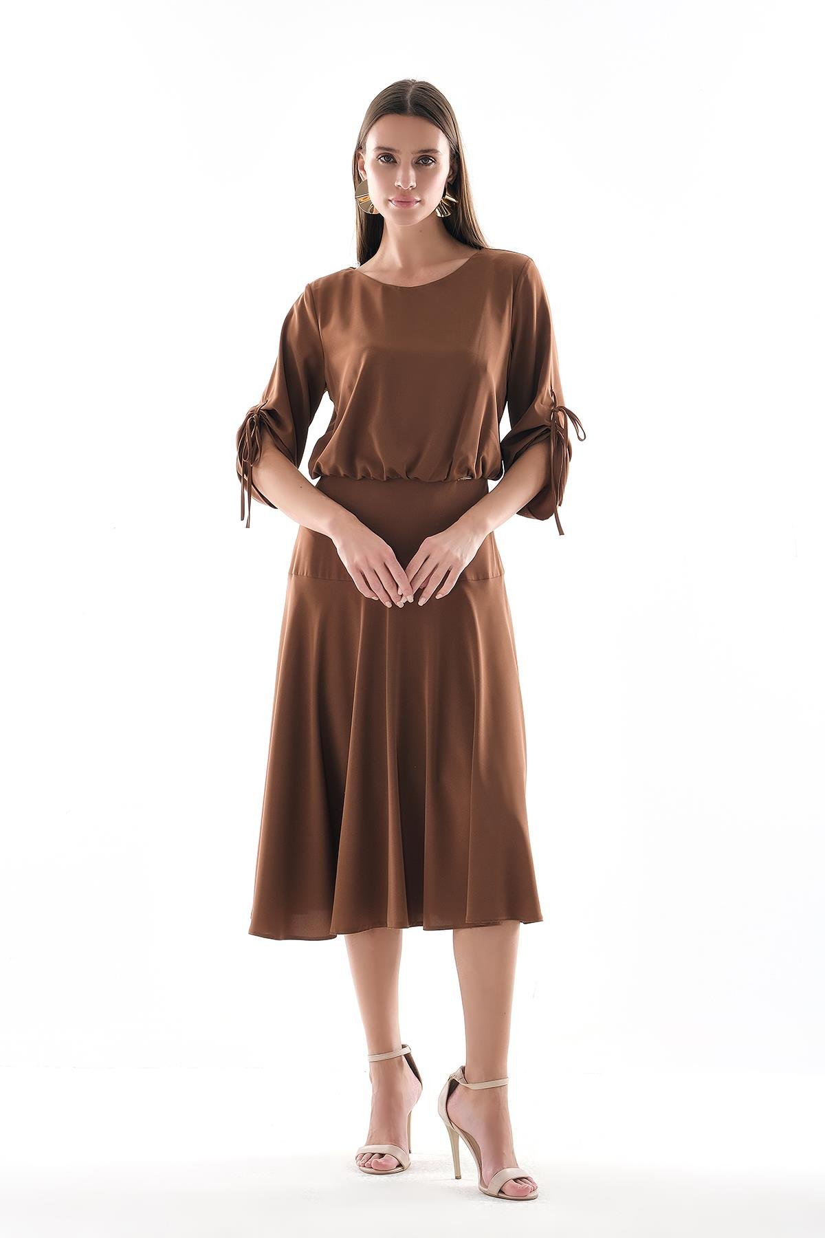 Kolu Bağlama Detaylı Beli Korsajlı Midi Boy Kloş Etekli Elbise