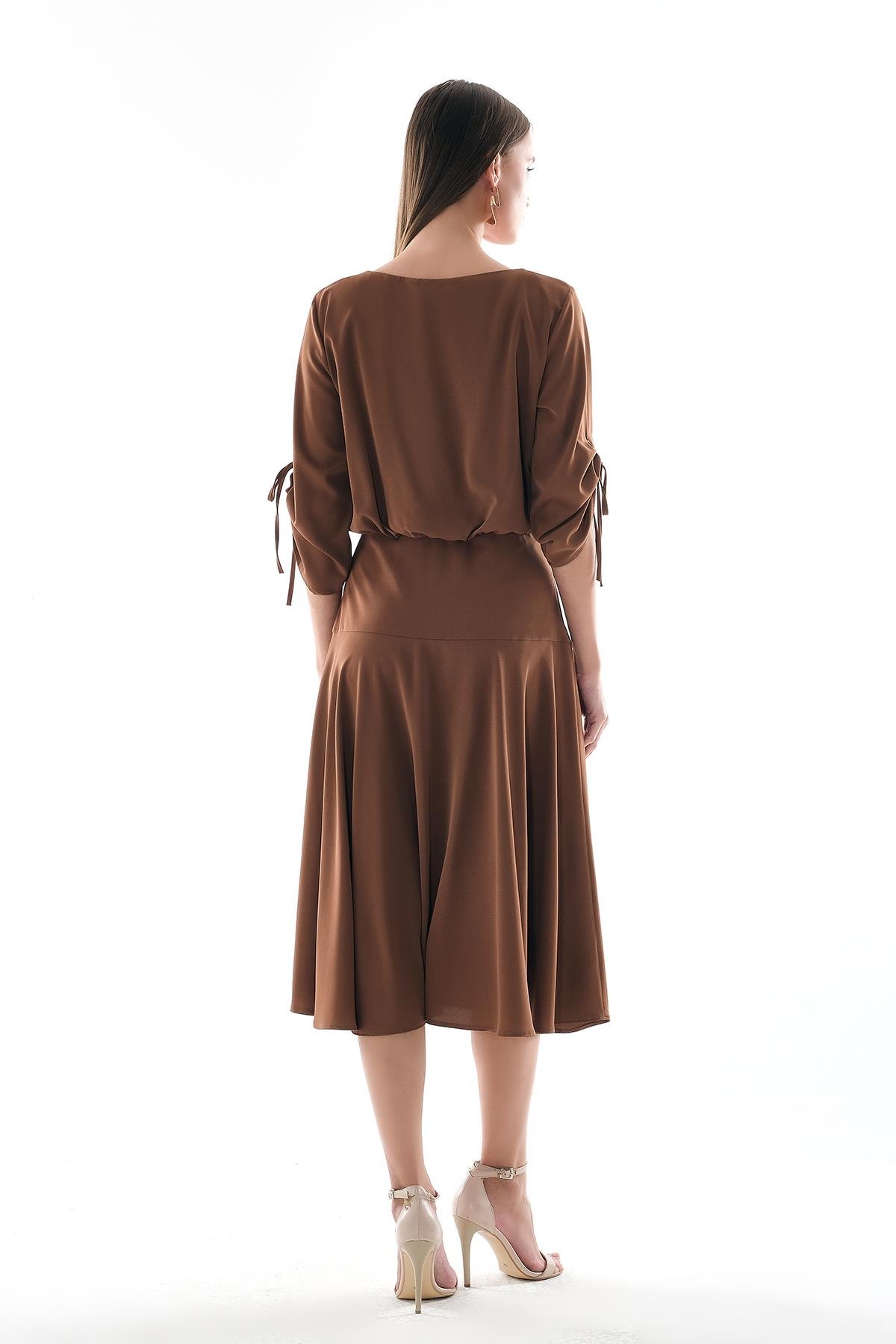 Kolu Bağlama Detaylı Beli Korsajlı Midi Boy Kloş Etekli Elbise