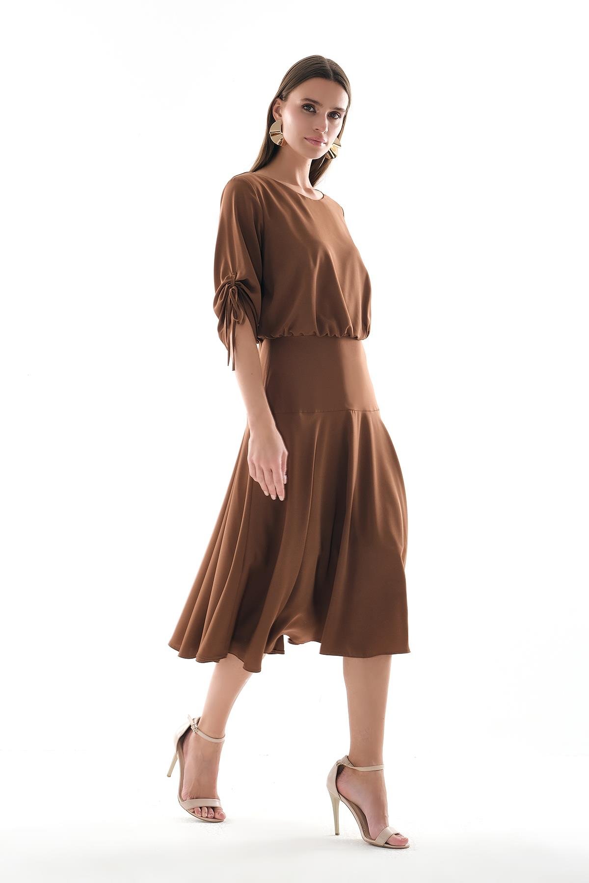 Kolu Bağlama Detaylı Beli Korsajlı Midi Boy Kloş Etekli Elbise