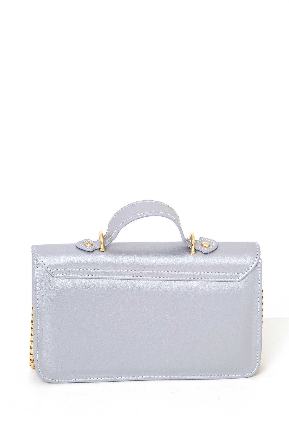 Logo Detaylı Asimetrik Kapaklı Tasarım Çanta