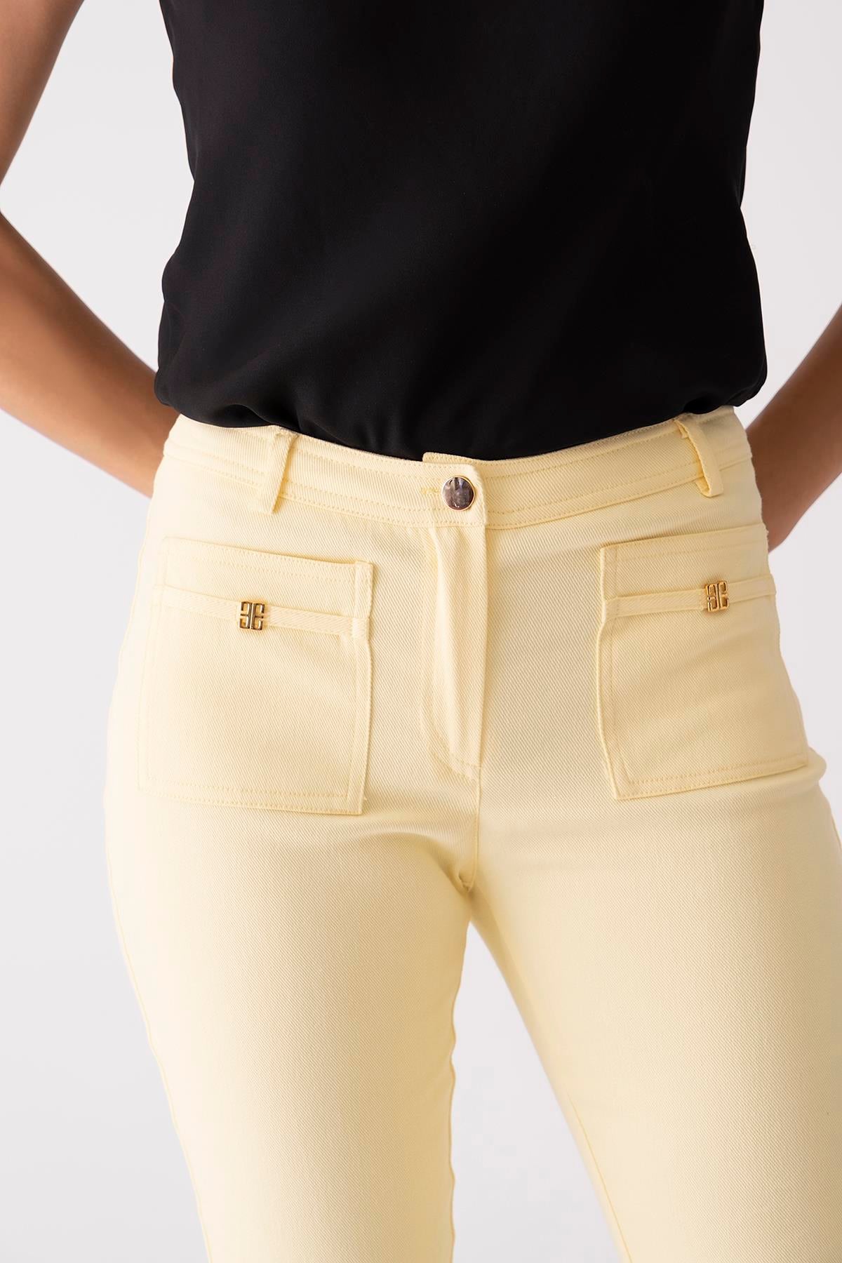 Logolu Cep Detaylı Pantolon