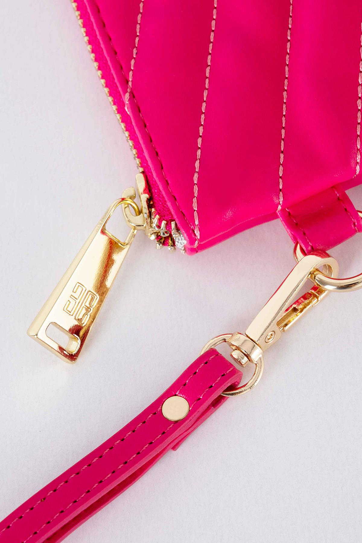 Logolu Kapitone Clutch Çanta