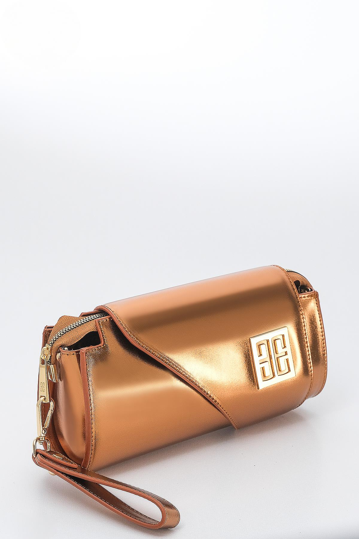 Metalik Parlak Deri Asimetrik Kapaklı Tasarım Abiye Çanta