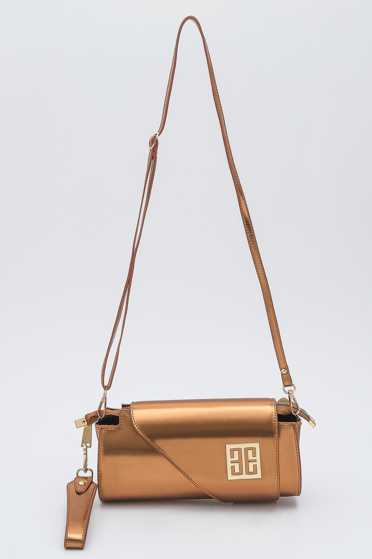 Metalik Parlak Deri Asimetrik Kapaklı Tasarım Abiye Çanta