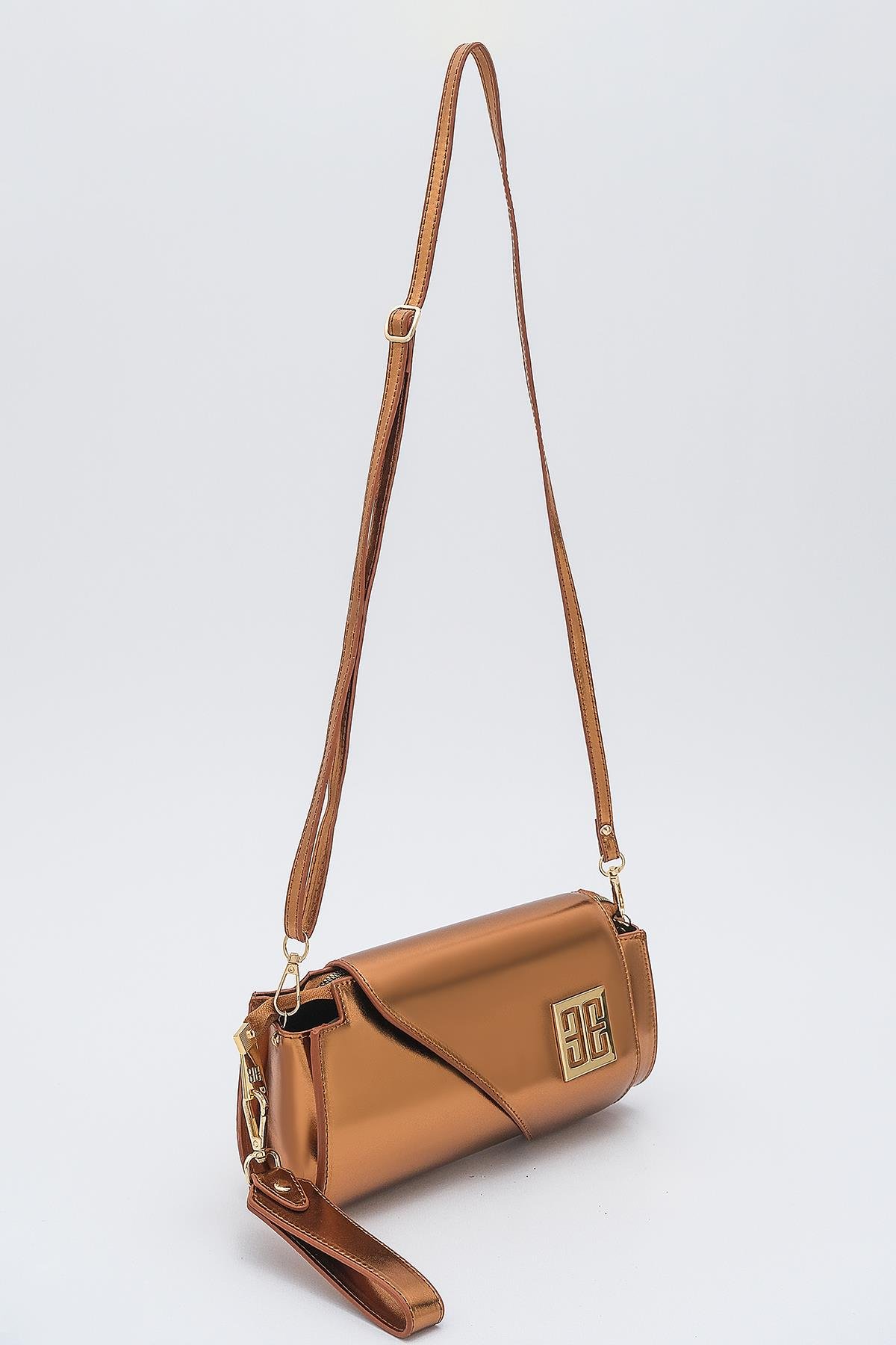 Metalik Parlak Deri Asimetrik Kapaklı Tasarım Abiye Çanta