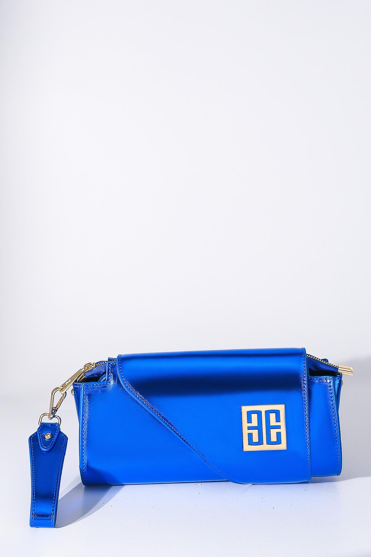 Metalik Parlak Deri Asimetrik Kapaklı Tasarım Abiye Çanta