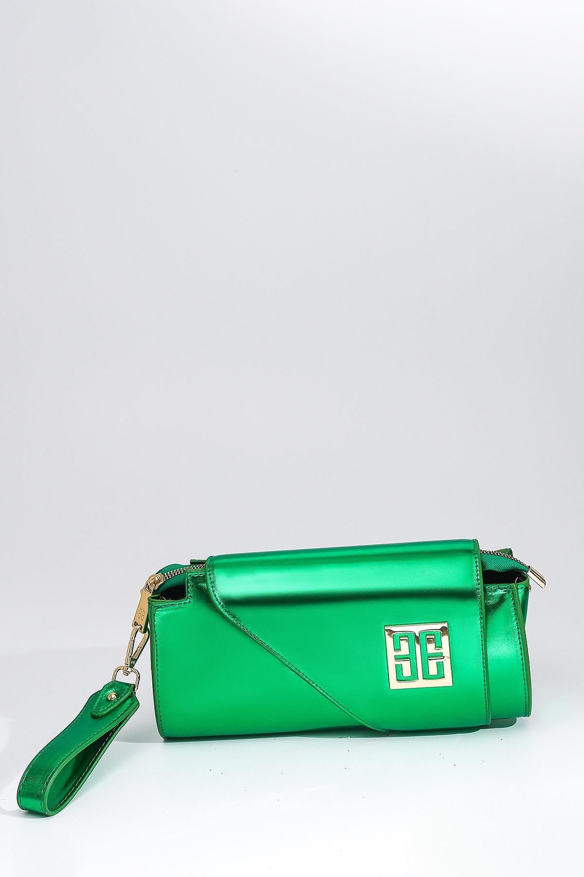 Metalik Parlak Deri Asimetrik Kapaklı Tasarım Abiye Çanta