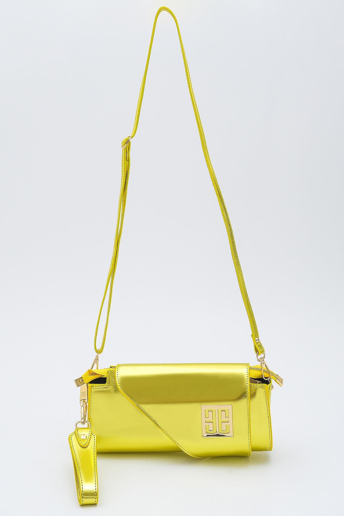 Metalik Parlak Deri Asimetrik Kapaklı Tasarım Abiye Çanta