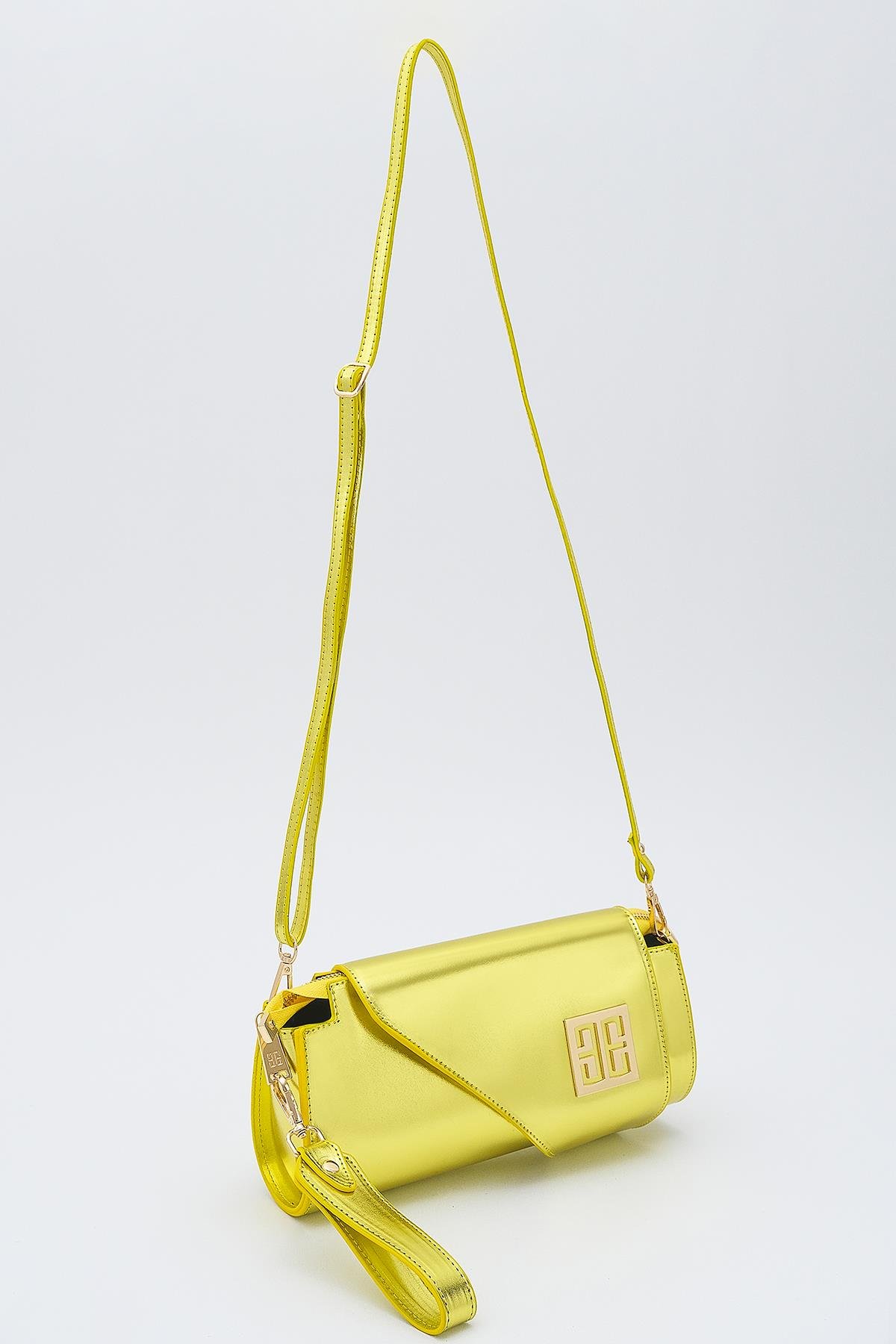 Metalik Parlak Deri Asimetrik Kapaklı Tasarım Abiye Çanta