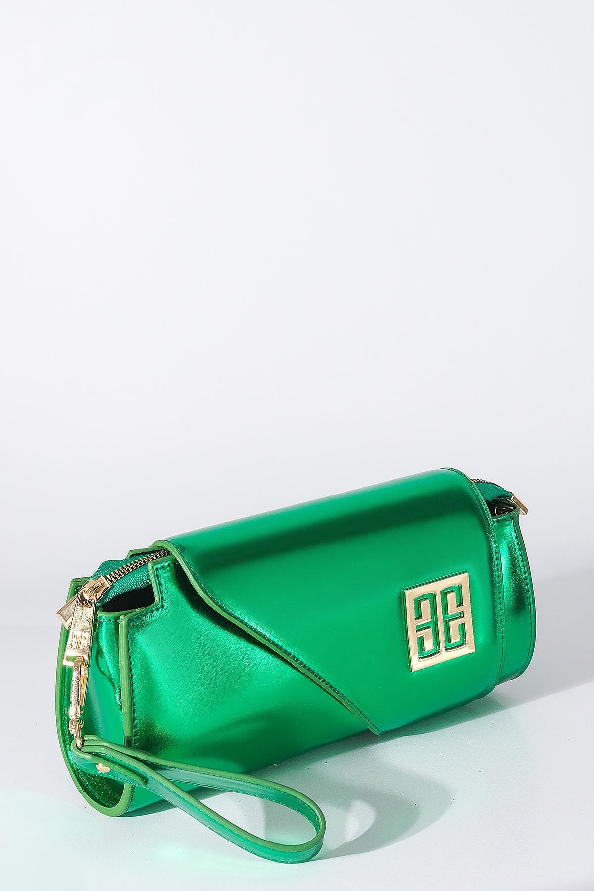 Metalik Parlak Deri Asimetrik Kapaklı Tasarım Abiye Çanta