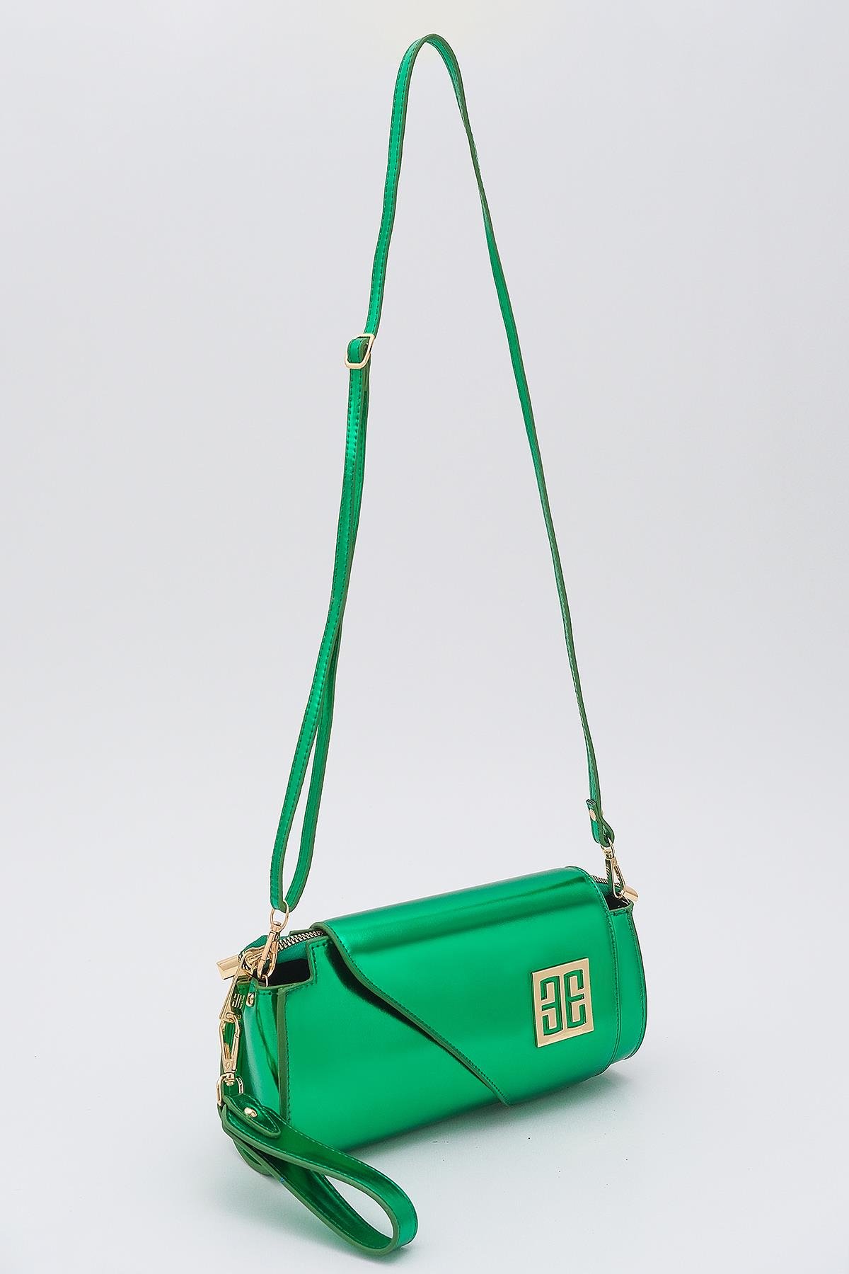 Metalik Parlak Deri Asimetrik Kapaklı Tasarım Abiye Çanta