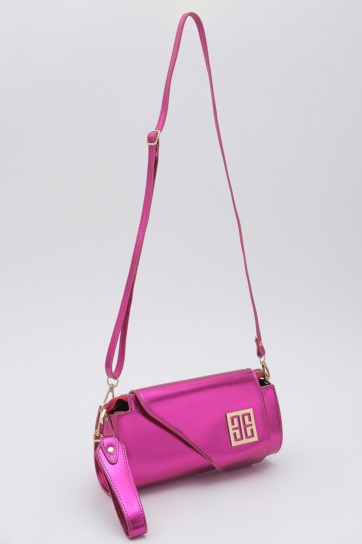 Metalik Parlak Deri Asimetrik Kapaklı Tasarım Abiye Çanta