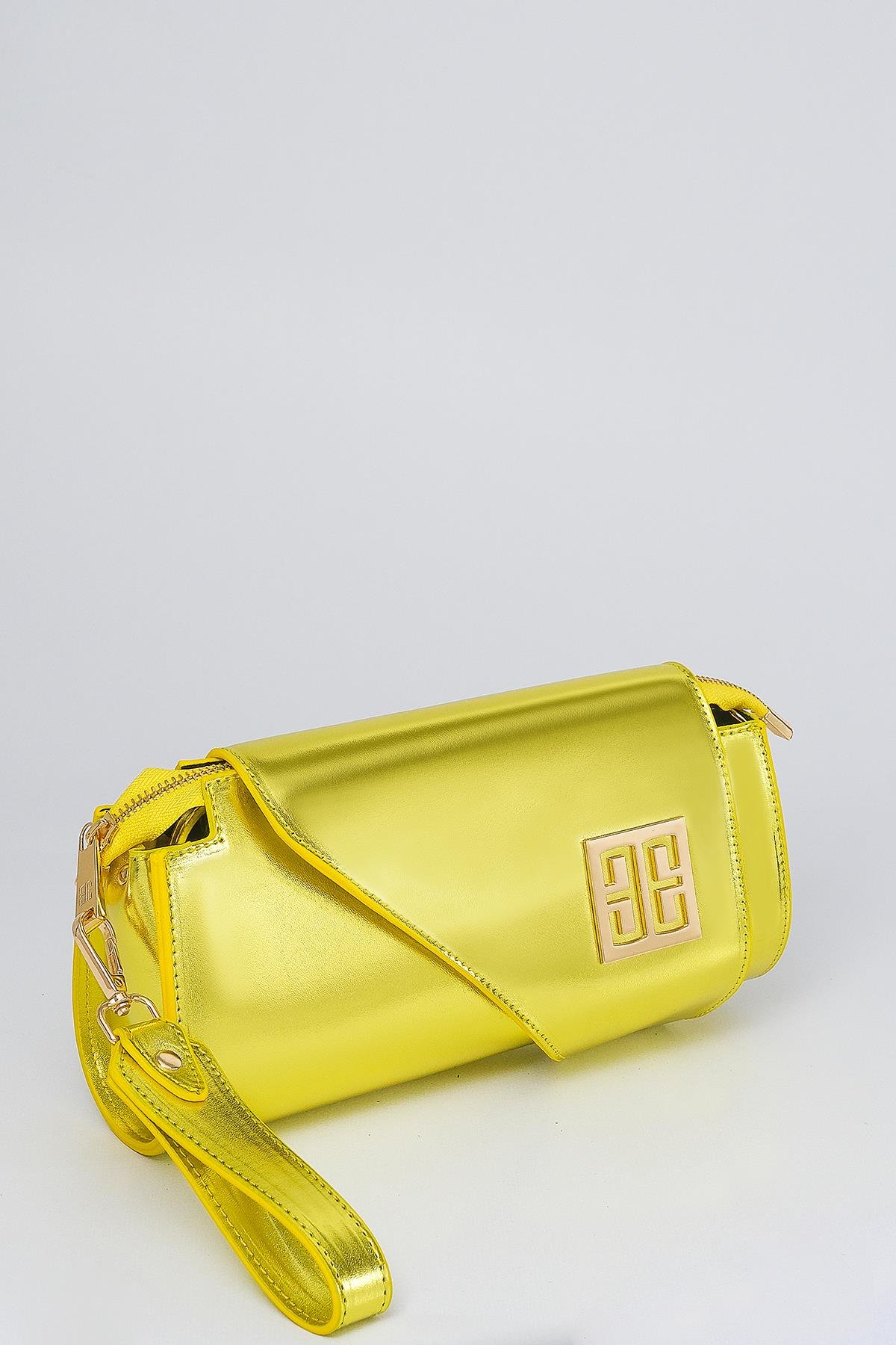 Metalik Parlak Deri Asimetrik Kapaklı Tasarım Abiye Çanta